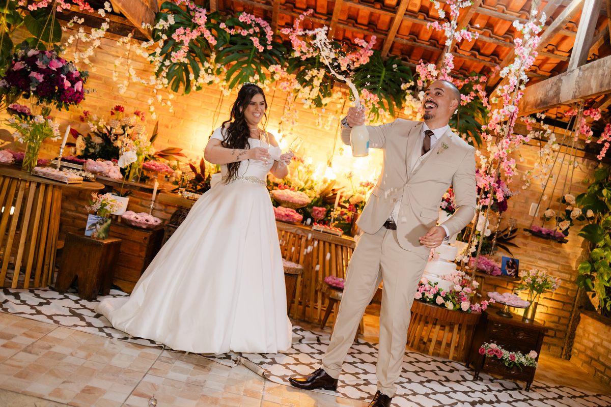 Vestido de Noiva, Casamento, Cerimônia, noiva se arrumando, Casamento sítio campo, Emoção, Inesquecível Casamento, Alegria, aliança de casamento, Festa de Casamento