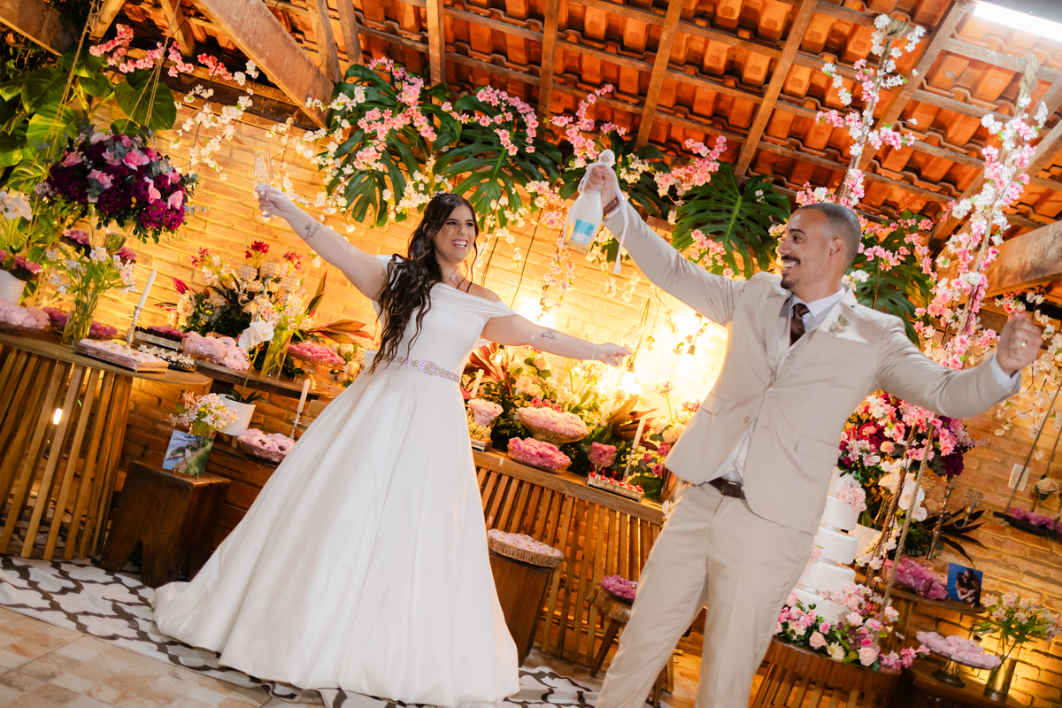 Vestido de Noiva, Casamento, Cerimônia, noiva se arrumando, Casamento sítio campo, Emoção, Inesquecível Casamento, Alegria, aliança de casamento, Festa de Casamento
