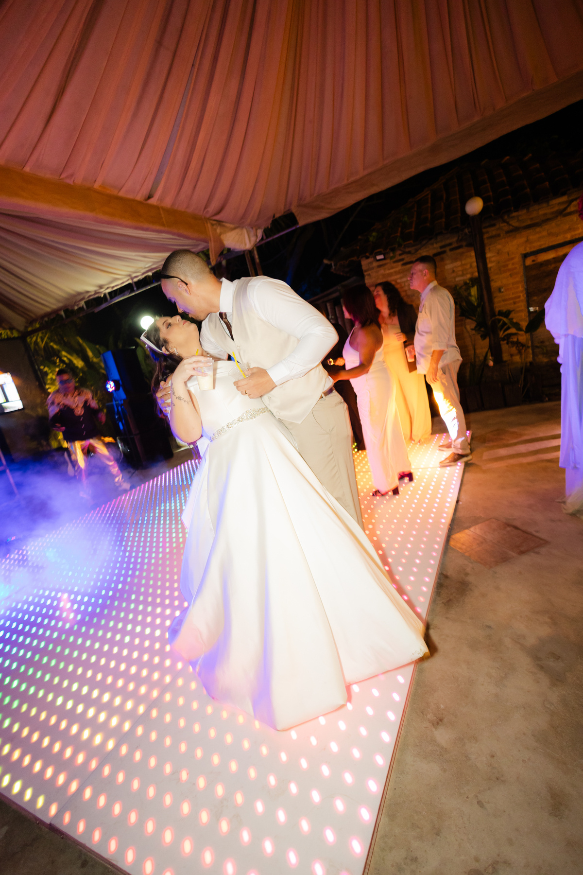 Vestido de Noiva, Casamento, Cerimônia, noiva se arrumando, Casamento sítio campo, Emoção, Inesquecível Casamento, Alegria, aliança de casamento, Festa de Casamento