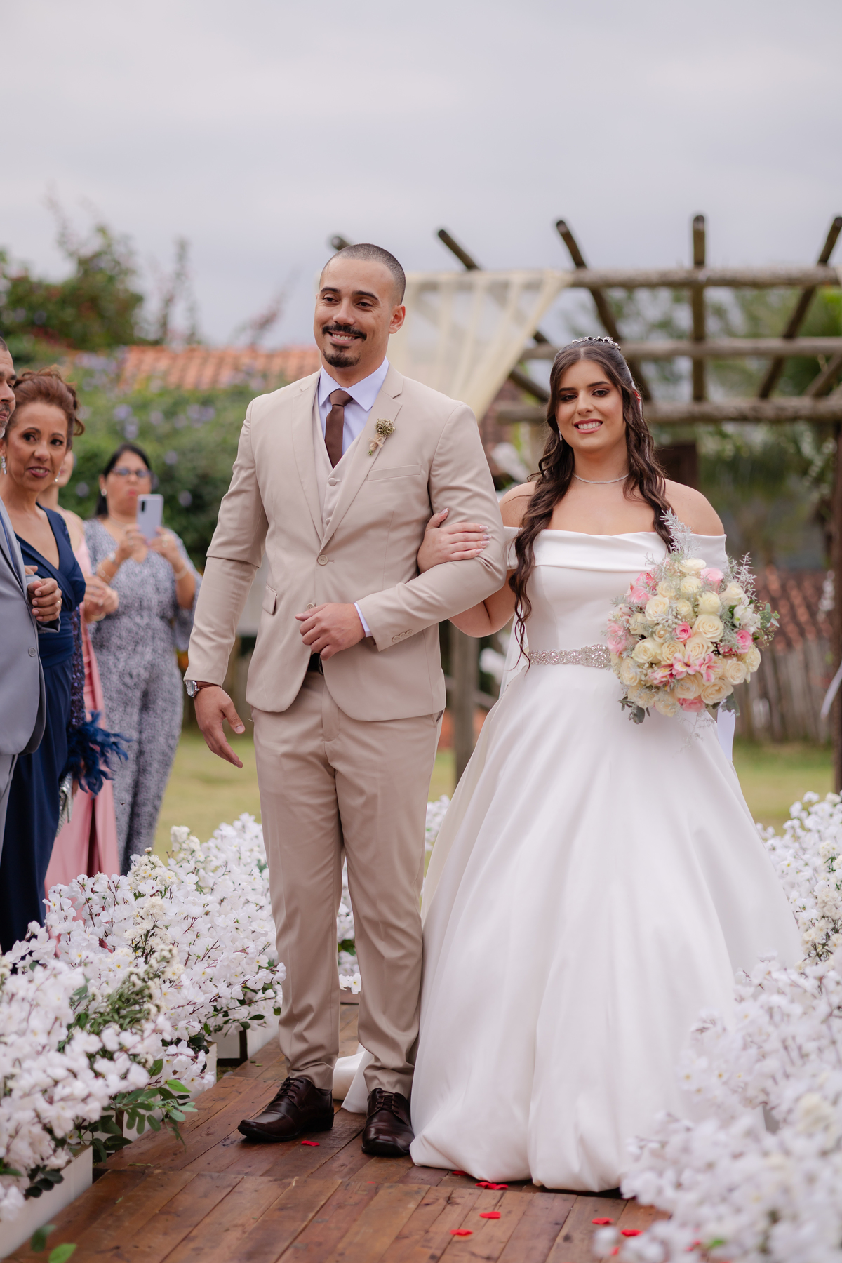 Vestido de Noiva, Casamento, Cerimônia, noiva se arrumando, Casamento sítio campo, Emoção, Inesquecível Casamento, Alegria, aliança de casamento