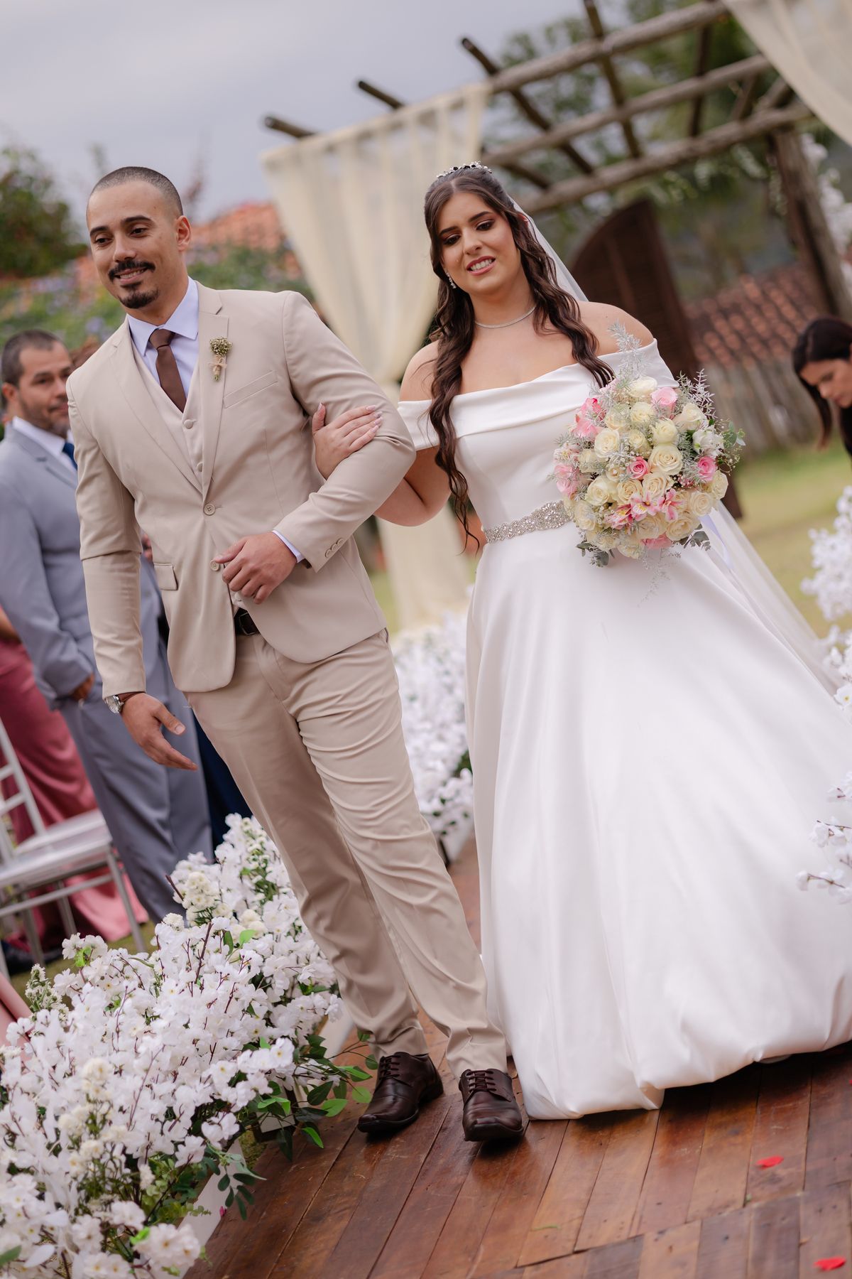 Vestido de Noiva, Casamento, Cerimônia, noiva se arrumando, Casamento sítio campo, Emoção, Inesquecível Casamento, Alegria, aliança de casamento