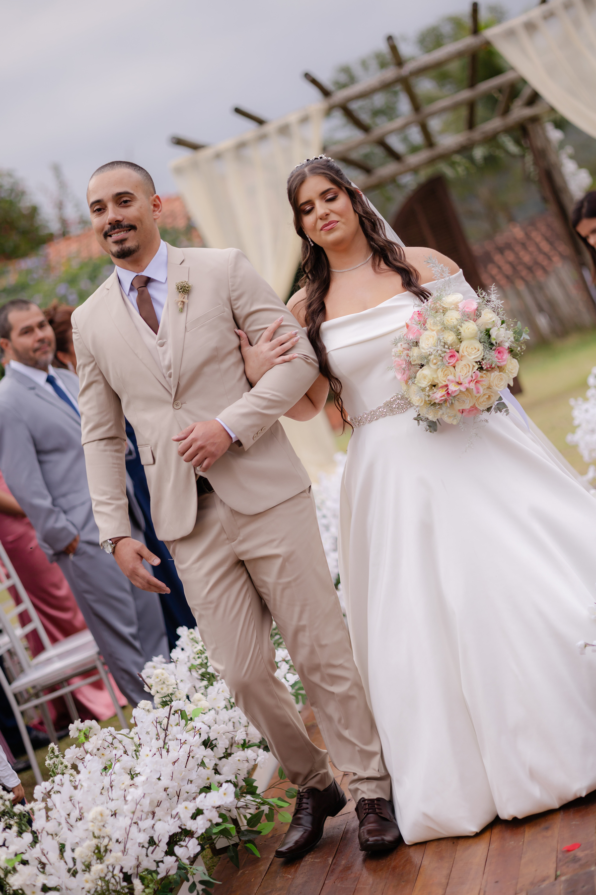 Vestido de Noiva, Casamento, Cerimônia, noiva se arrumando, Casamento sítio campo, Emoção, Inesquecível Casamento, Alegria, aliança de casamento