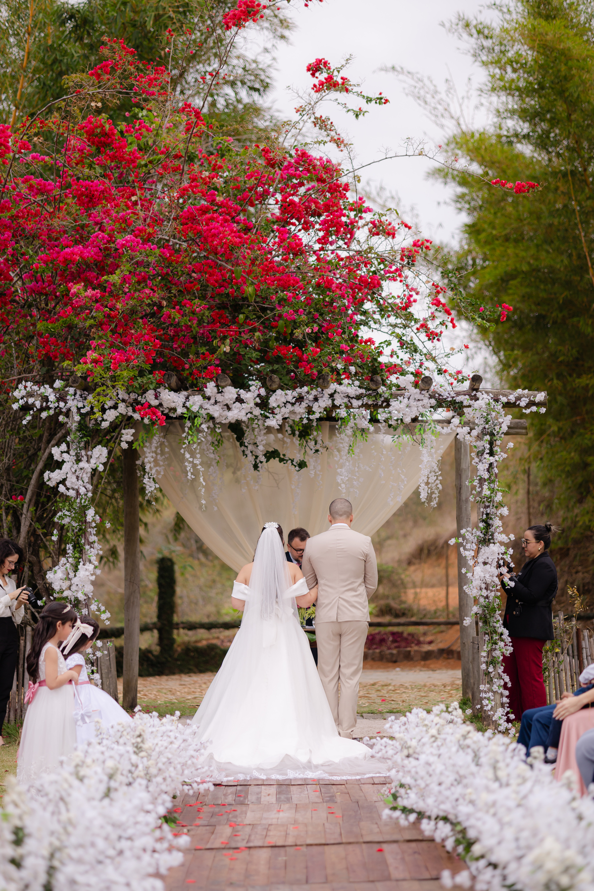 Vestido de Noiva, Casamento, Cerimônia, noiva se arrumando, Casamento sítio campo, Emoção, Inesquecível Casamento, Alegria, aliança de casamento