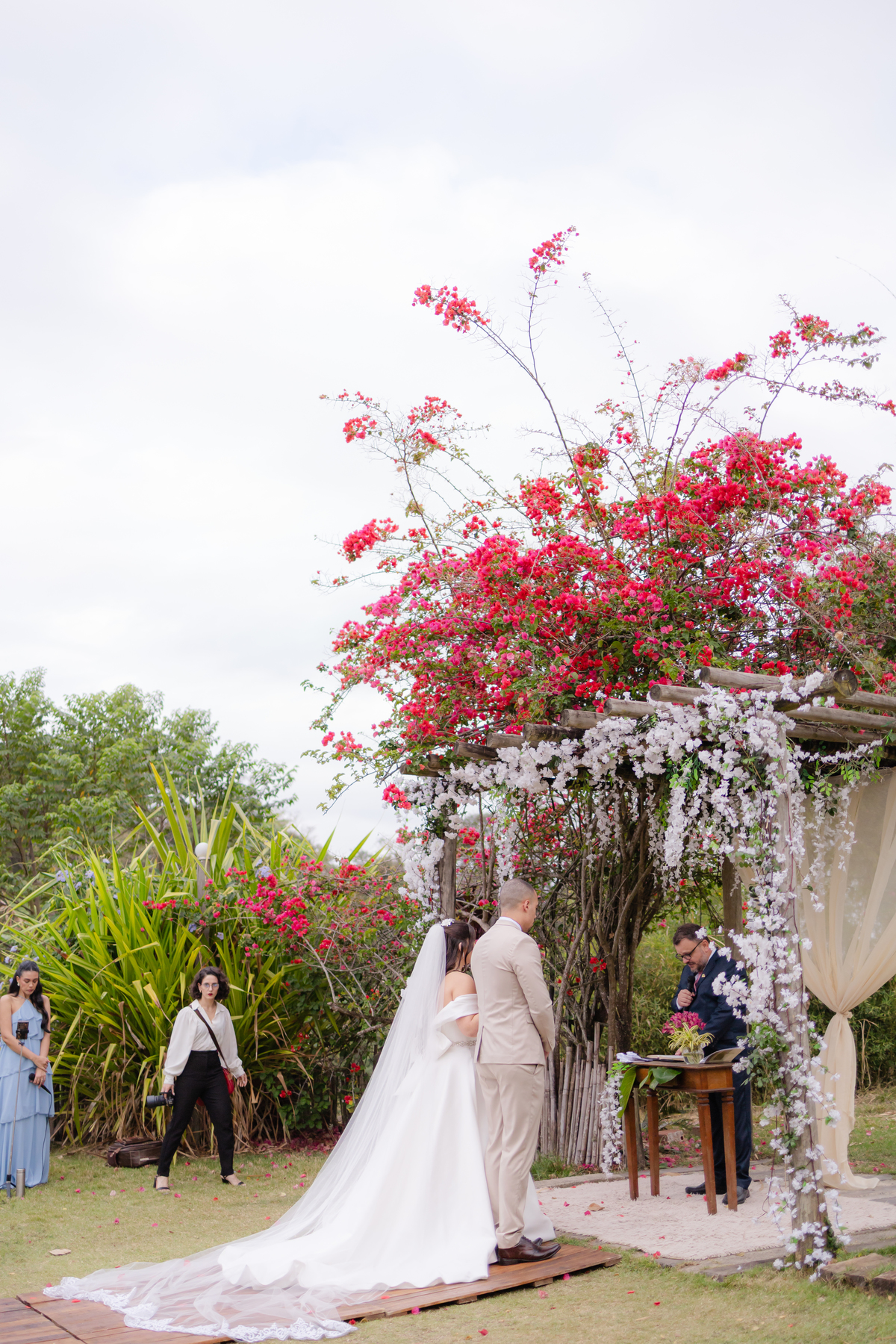 Vestido de Noiva, Casamento, Cerimônia, noiva se arrumando, Casamento sítio campo, Emoção, Inesquecível Casamento, Alegria, aliança de casamento