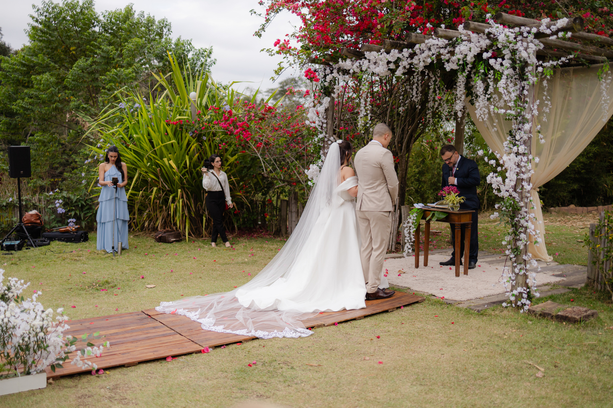 Vestido de Noiva, Casamento, Cerimônia, noiva se arrumando, Casamento sítio campo, Emoção, Inesquecível Casamento, Alegria, aliança de casamento