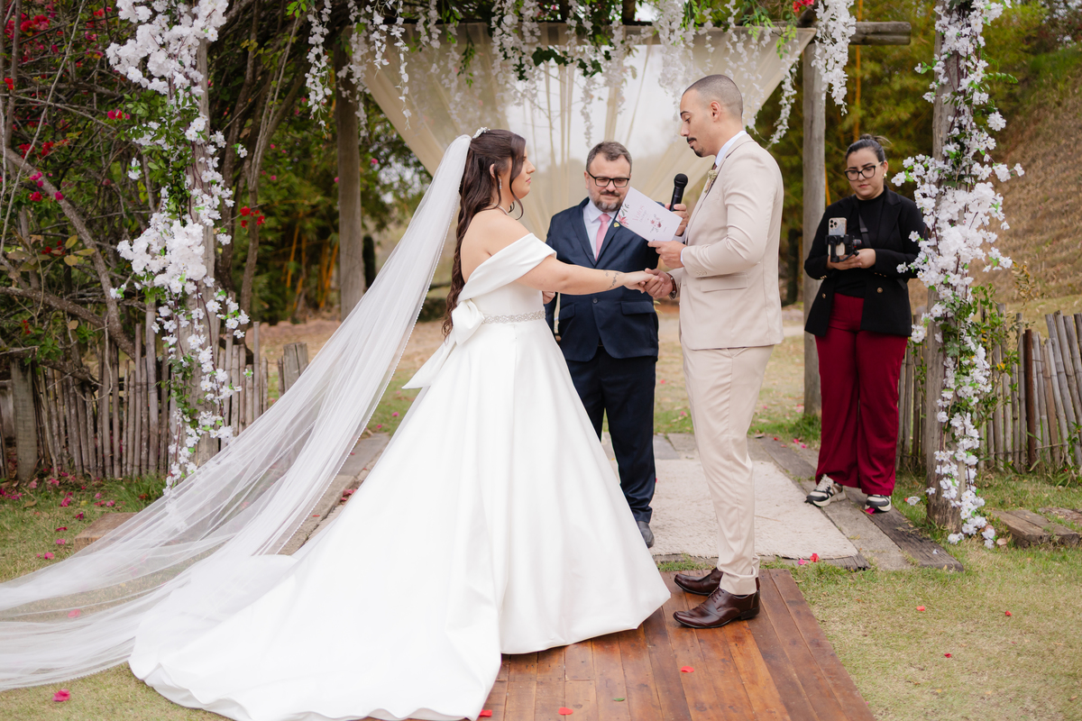 Vestido de Noiva, Casamento, Cerimônia, noiva se arrumando, Casamento sítio campo, Emoção, Inesquecível Casamento, Alegria, aliança de casamento