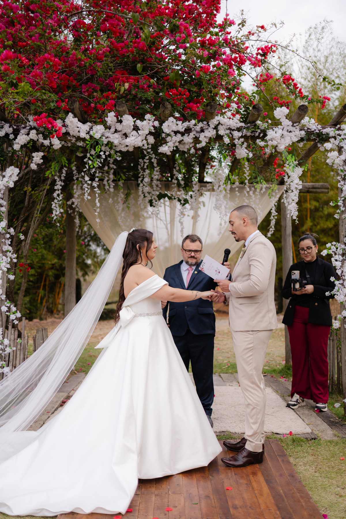 Vestido de Noiva, Casamento, Cerimônia, noiva se arrumando, Casamento sítio campo, Emoção, Inesquecível Casamento, Alegria, aliança de casamento