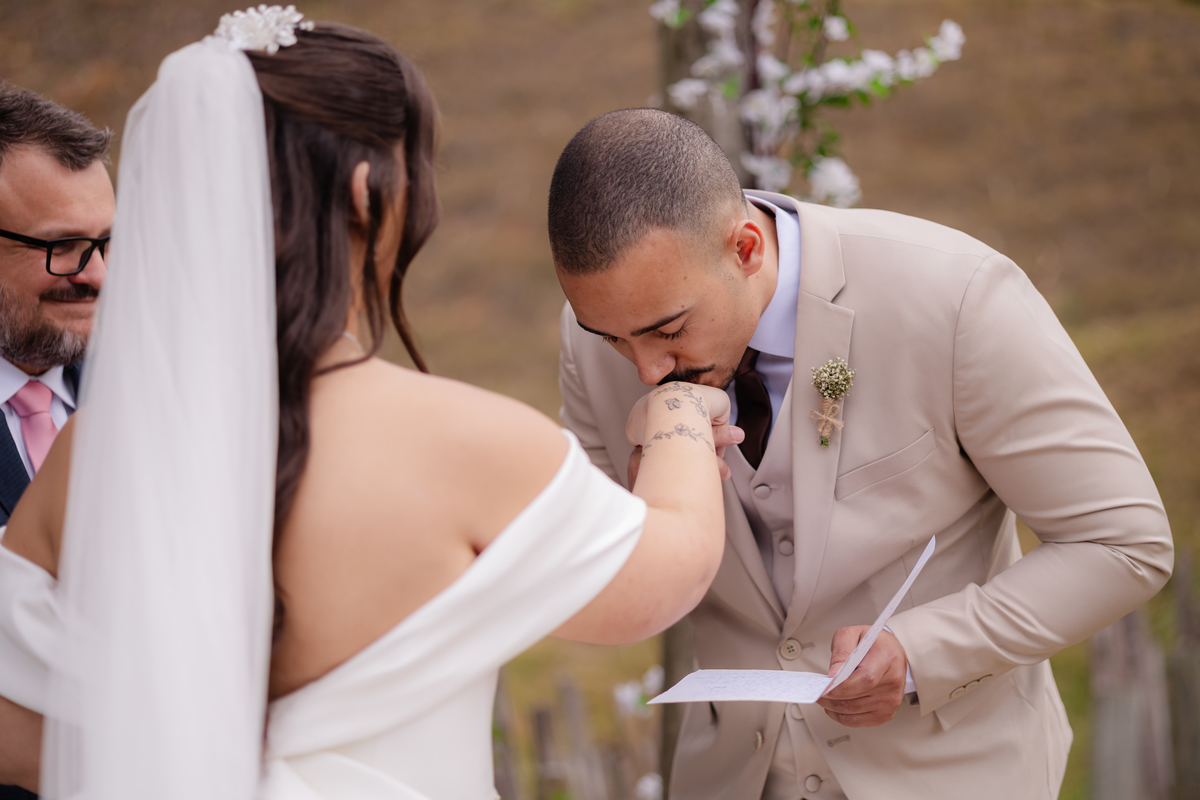 Vestido de Noiva, Casamento, Cerimônia, noiva se arrumando, Casamento sítio campo, Emoção, Inesquecível Casamento, Alegria, aliança de casamento