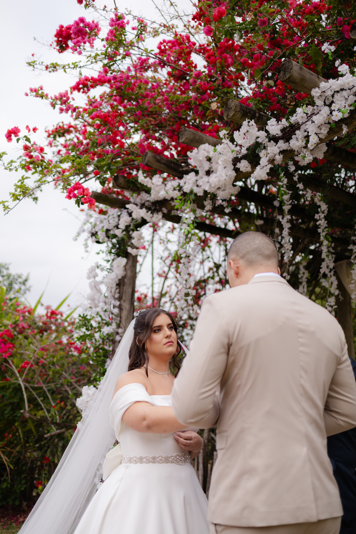 Vestido de Noiva, Casamento, Cerimônia, noiva se arrumando, Casamento sítio campo, Emoção, Inesquecível Casamento, Alegria, aliança de casamento