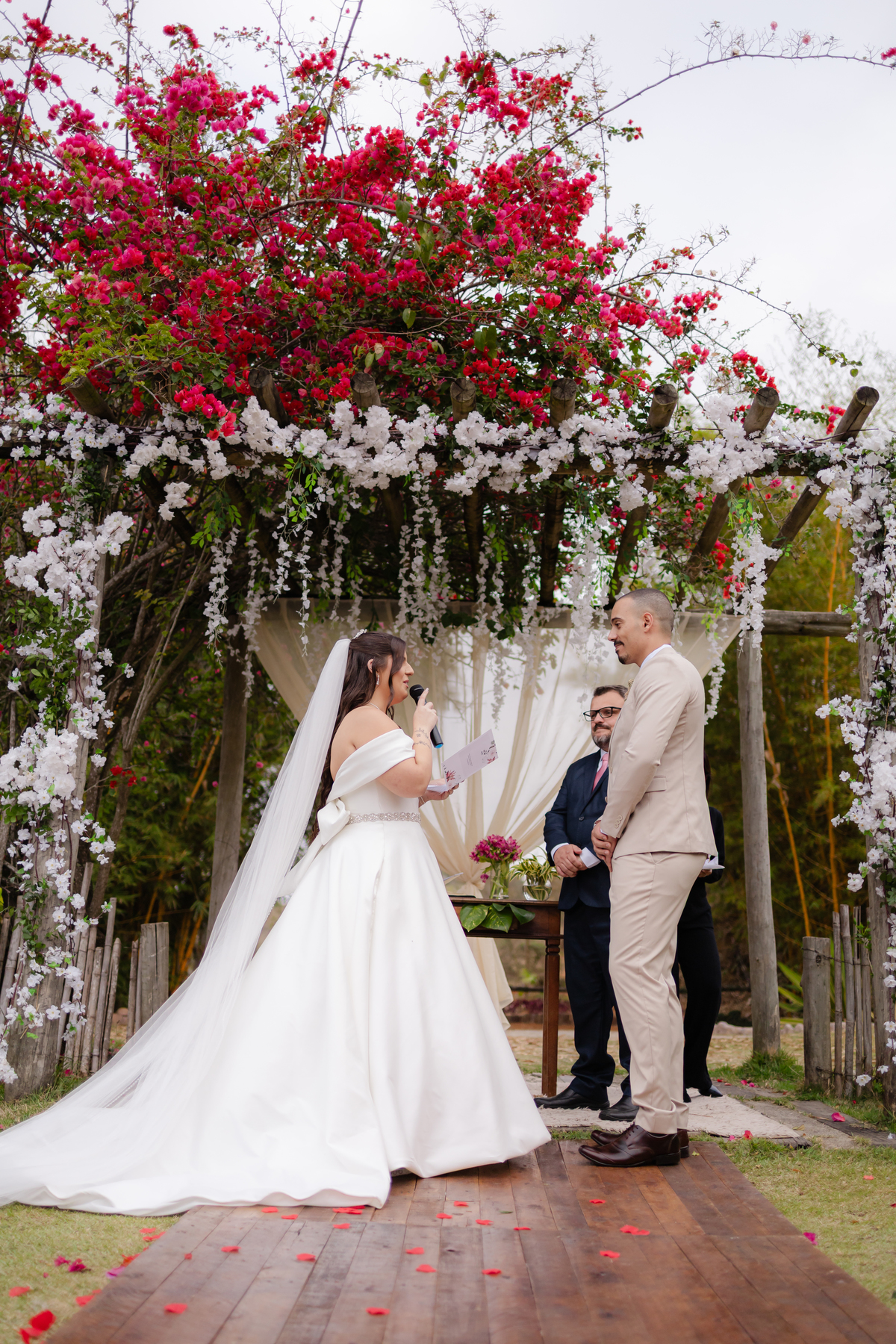 Vestido de Noiva, Casamento, Cerimônia, noiva se arrumando, Casamento sítio campo, Emoção, Inesquecível Casamento, Alegria, aliança de casamento