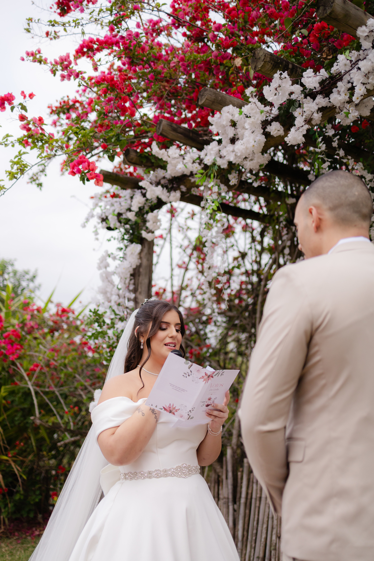 Vestido de Noiva, Casamento, Cerimônia, noiva se arrumando, Casamento sítio campo, Emoção, Inesquecível Casamento, Alegria, aliança de casamento
