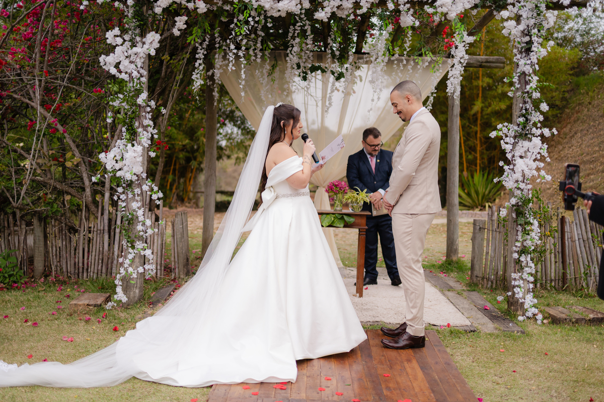 Vestido de Noiva, Casamento, Cerimônia, noiva se arrumando, Casamento sítio campo, Emoção, Inesquecível Casamento, Alegria, aliança de casamento
