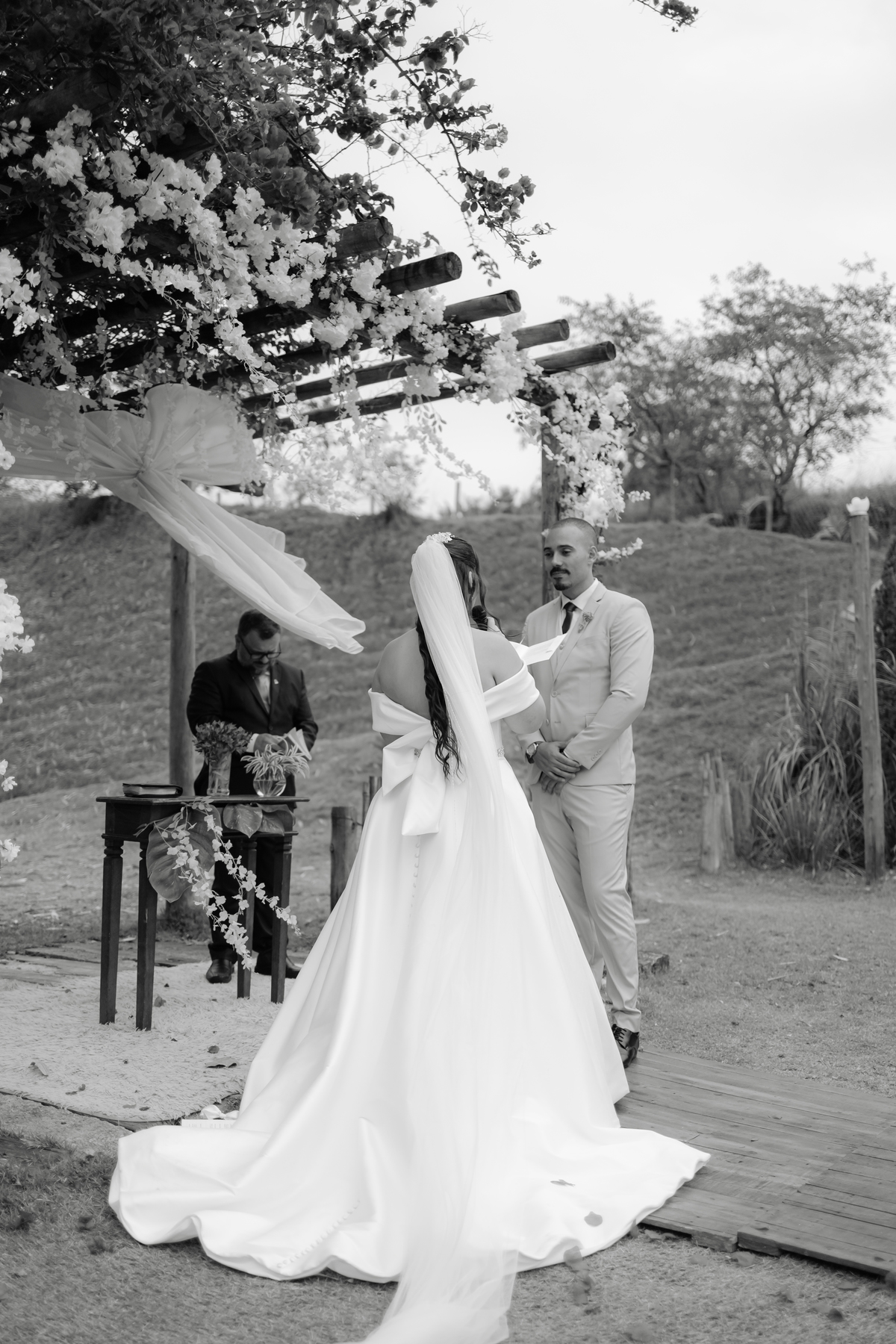 Vestido de Noiva, Casamento, Cerimônia, noiva se arrumando, Casamento sítio campo, Emoção, Inesquecível Casamento, Alegria, aliança de casamento