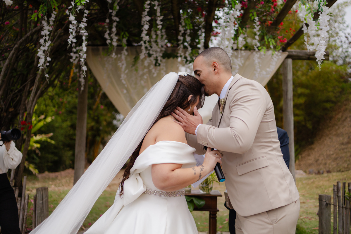 Vestido de Noiva, Casamento, Cerimônia, noiva se arrumando, Casamento sítio campo, Emoção, Inesquecível Casamento, Alegria, aliança de casamento