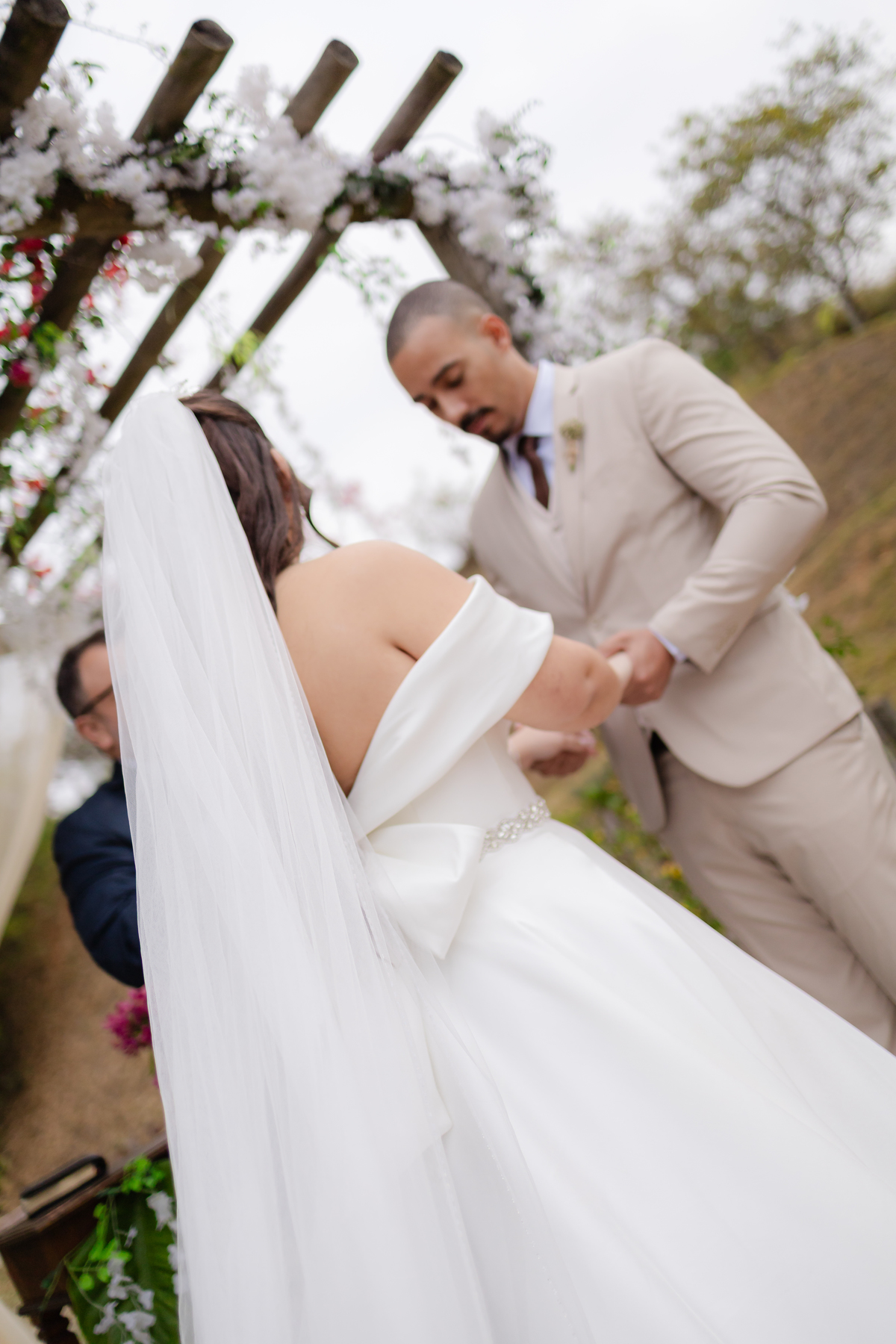 Vestido de Noiva, Casamento, Cerimônia, noiva se arrumando, Casamento sítio campo, Emoção, Inesquecível Casamento, Alegria, aliança de casamento