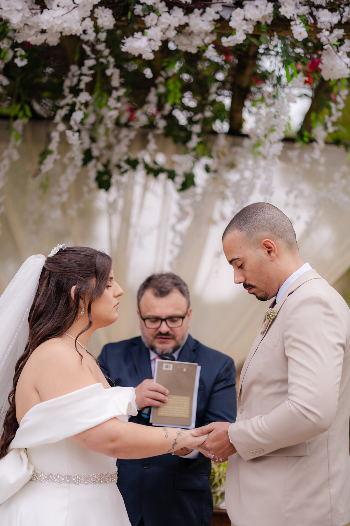 Vestido de Noiva, Casamento, Cerimônia, noiva se arrumando, Casamento sítio campo, Emoção, Inesquecível Casamento, Alegria, aliança de casamento