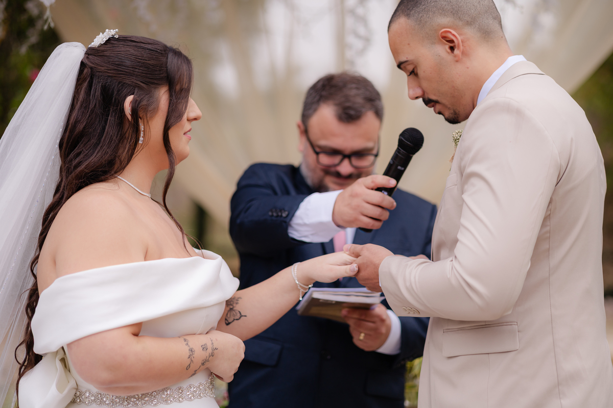 Vestido de Noiva, Casamento, Cerimônia, noiva se arrumando, Casamento sítio campo, Emoção, Inesquecível Casamento, Alegria, aliança de casamento