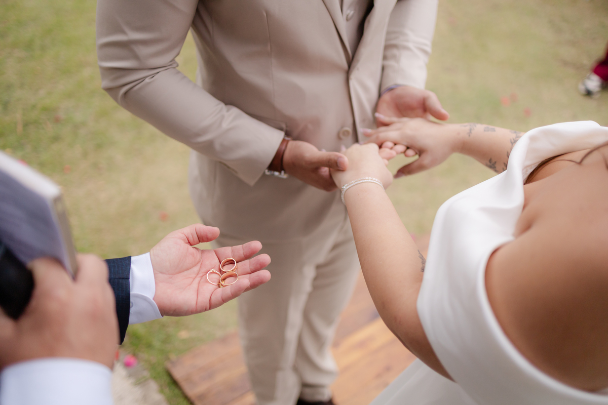 Vestido de Noiva, Casamento, Cerimônia, noiva se arrumando, Casamento sítio campo, Emoção, Inesquecível Casamento, Alegria, aliança de casamento