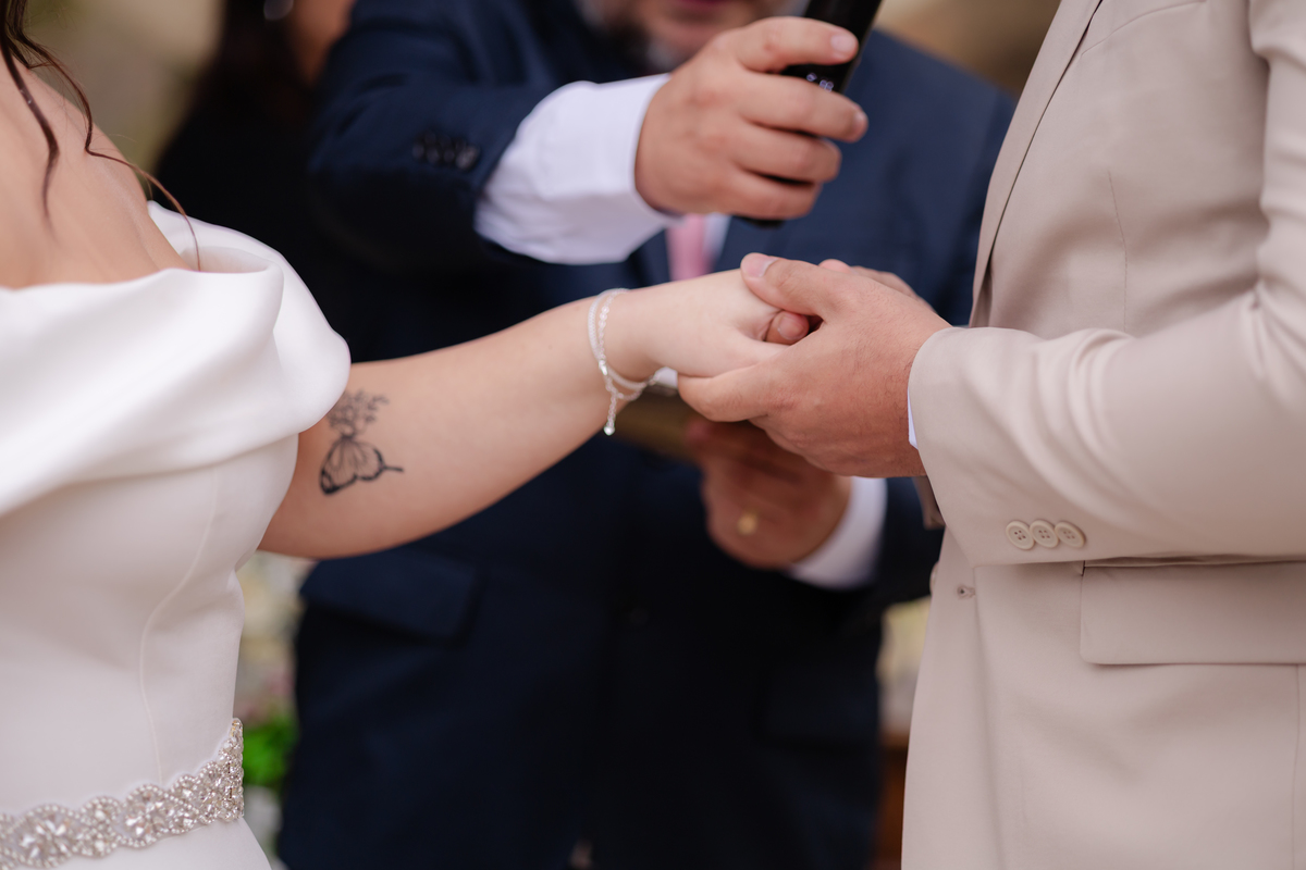 Vestido de Noiva, Casamento, Cerimônia, noiva se arrumando, Casamento sítio campo, Emoção, Inesquecível Casamento, Alegria, aliança de casamento