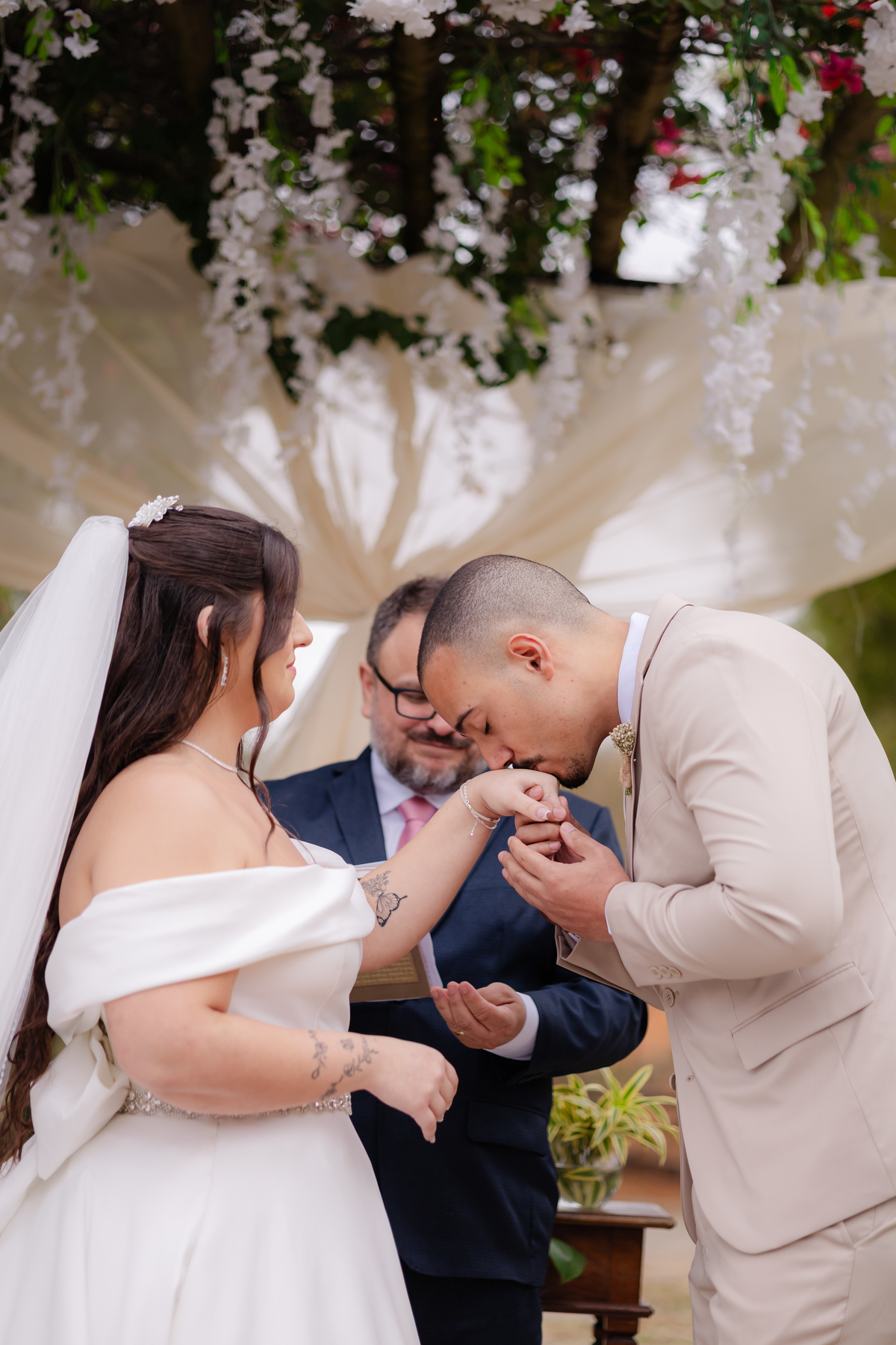 Vestido de Noiva, Casamento, Cerimônia, noiva se arrumando, Casamento sítio campo, Emoção, Inesquecível Casamento, Alegria, aliança de casamento