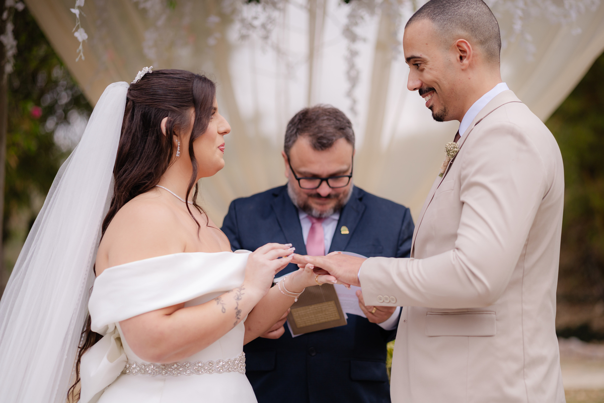 Vestido de Noiva, Casamento, Cerimônia, noiva se arrumando, Casamento sítio campo, Emoção, Inesquecível Casamento, Alegria, aliança de casamento
