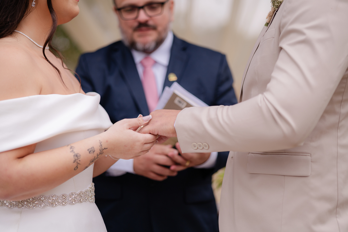 Vestido de Noiva, Casamento, Cerimônia, noiva se arrumando, Casamento sítio campo, Emoção, Inesquecível Casamento, Alegria, aliança de casamento