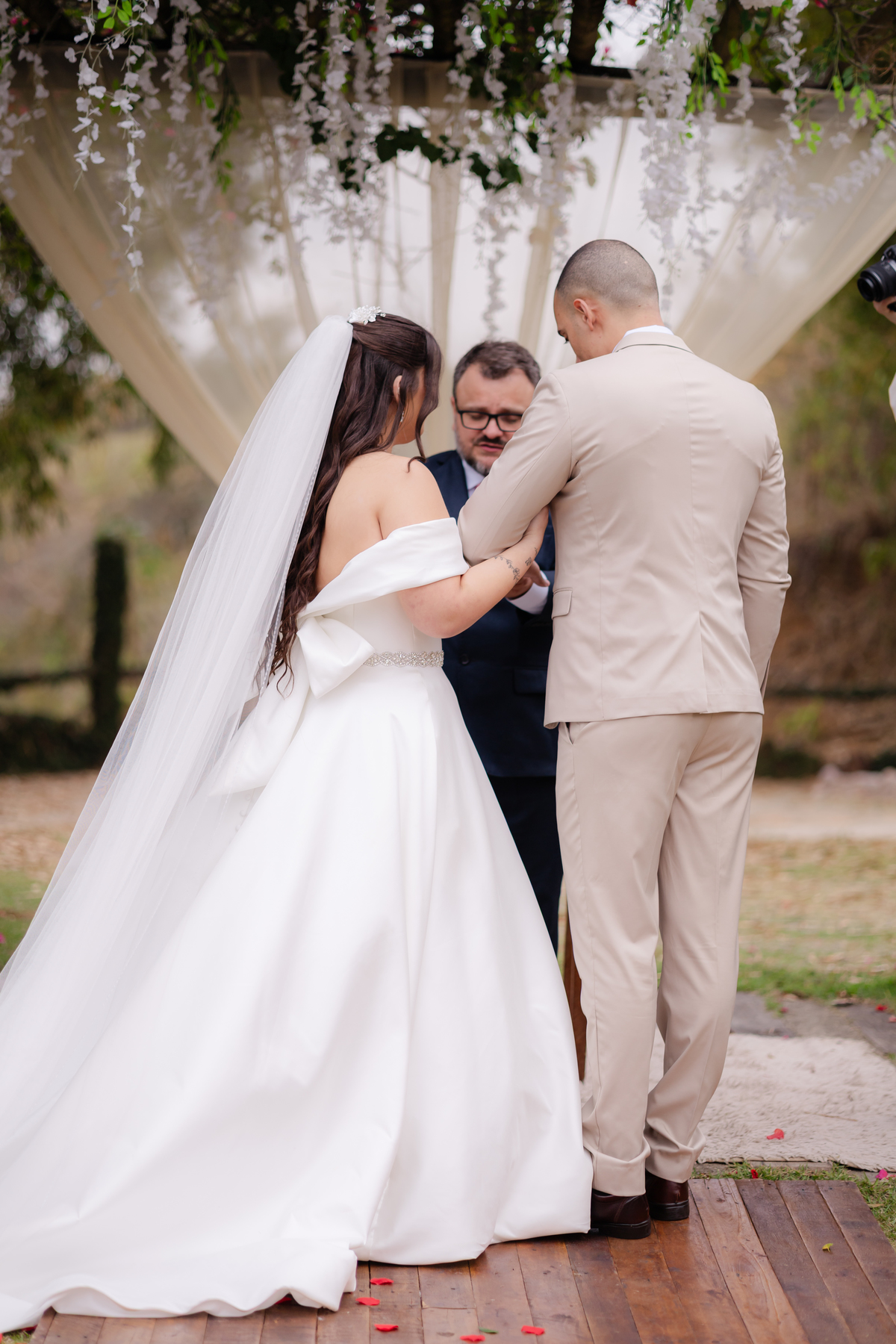 Vestido de Noiva, Casamento, Cerimônia, noiva se arrumando, Casamento sítio campo, Emoção, Inesquecível Casamento, Alegria, aliança de casamento