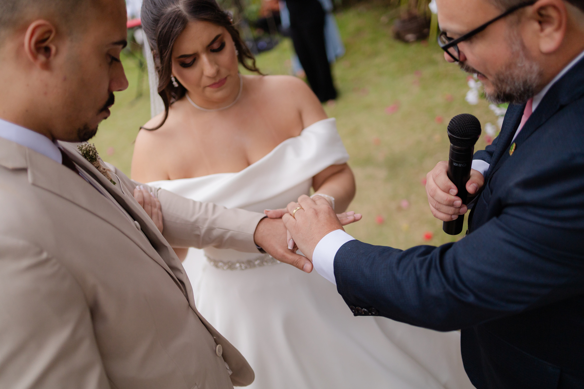 Vestido de Noiva, Casamento, Cerimônia, noiva se arrumando, Casamento sítio campo, Emoção, Inesquecível Casamento, Alegria, aliança de casamento