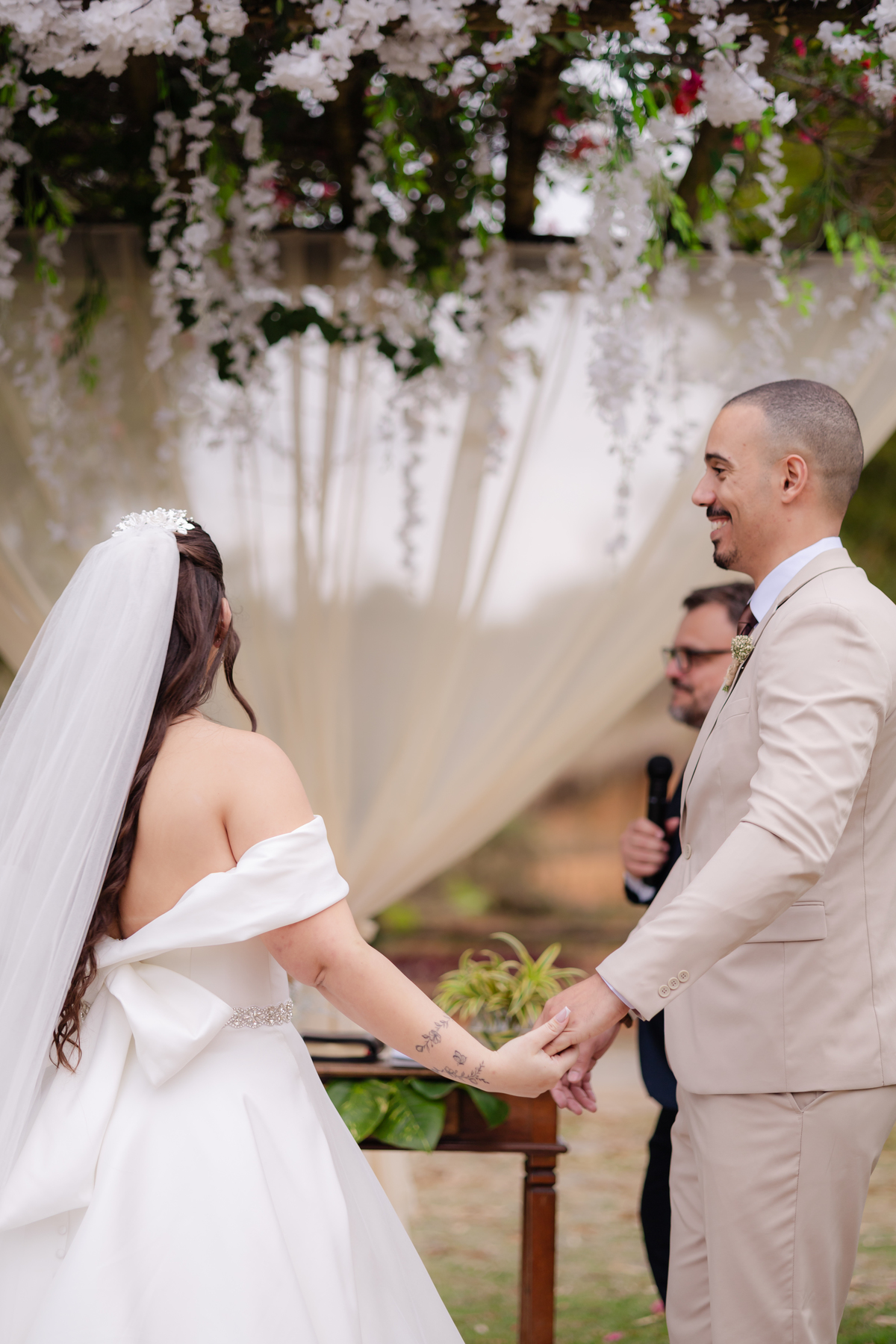 Vestido de Noiva, Casamento, Cerimônia, noiva se arrumando, Casamento sítio campo, Emoção, Inesquecível Casamento, Alegria, aliança de casamento
