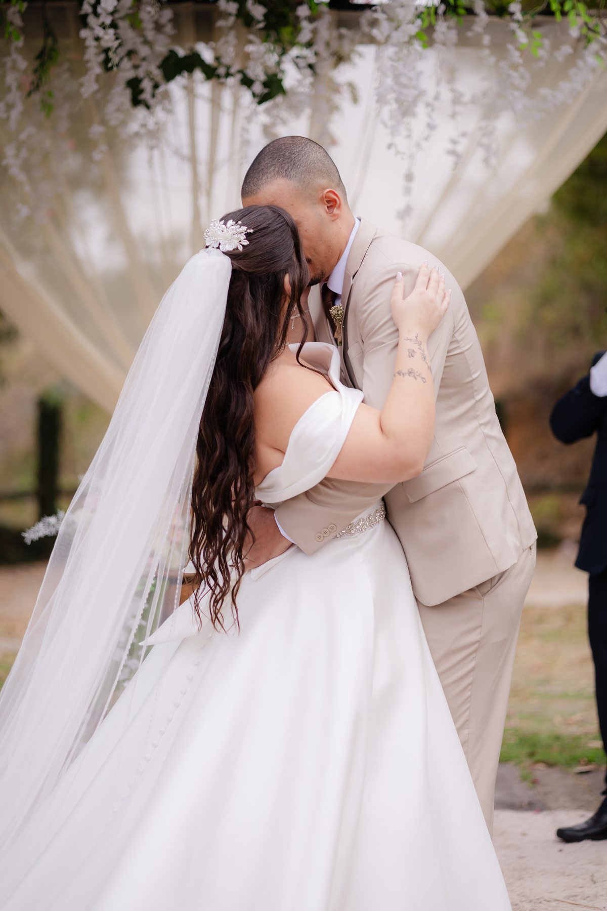 Vestido de Noiva, Casamento, Cerimônia, noiva se arrumando, Casamento sítio campo, Emoção, Inesquecível Casamento, Alegria, aliança de casamento