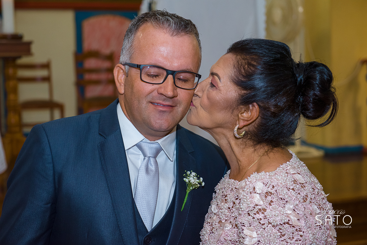 Momento sublime e único da mãe entrega o filho a noiva no casamento em Rio Paranaíba