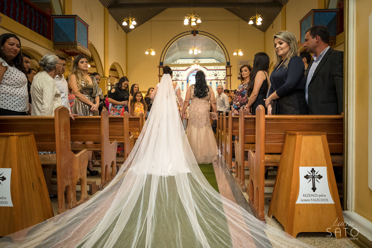 Entrada da noiva com o vestido lindo e acompanha da mãe no dia do casamento em Rio Paranaíba.