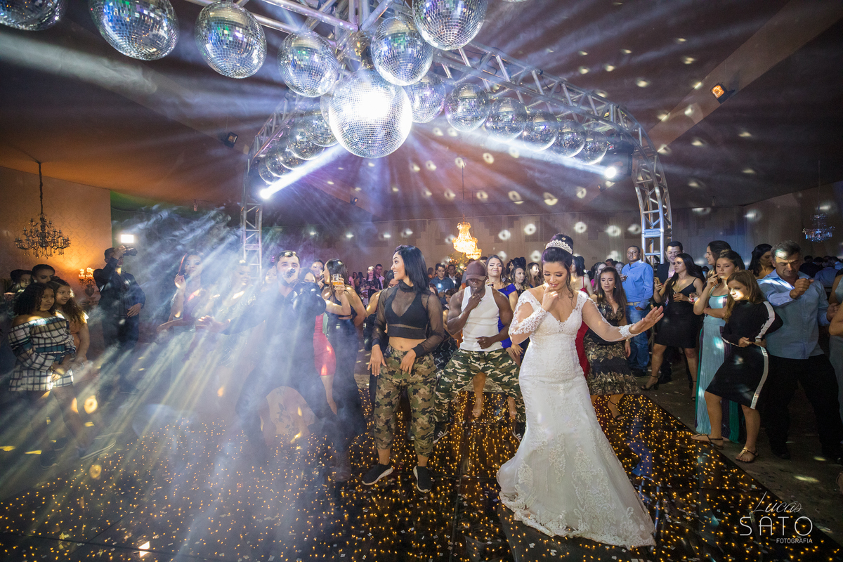 Casamento em Rio Paranaíba, recepção no salão Verde de Rio Paranaíba-MG com a noiva linda dançando na pista de led.