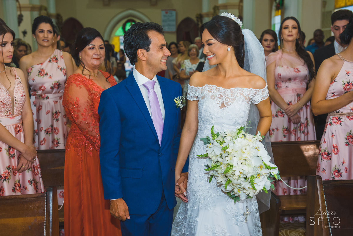 Olhares dos noivos no casamento em São Gotardo-MG