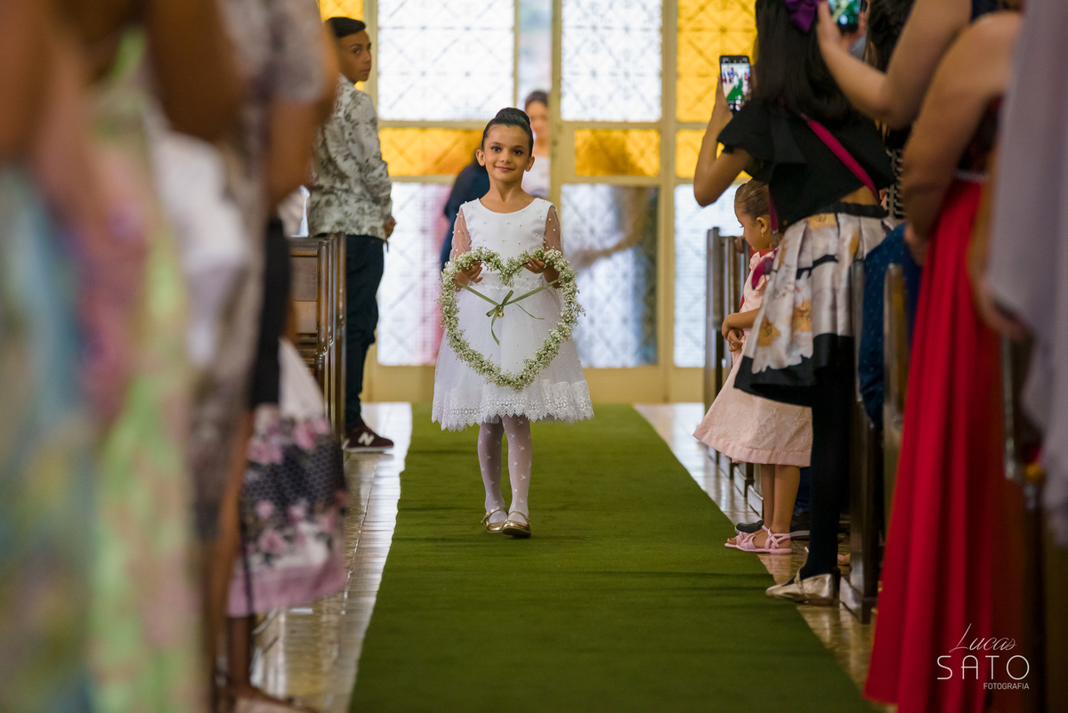 Porta aliança no casamento da Rafaela e Farnese em São Gotardo-MG. #saogotardo #casamento #noivas #portaaliança #aliança