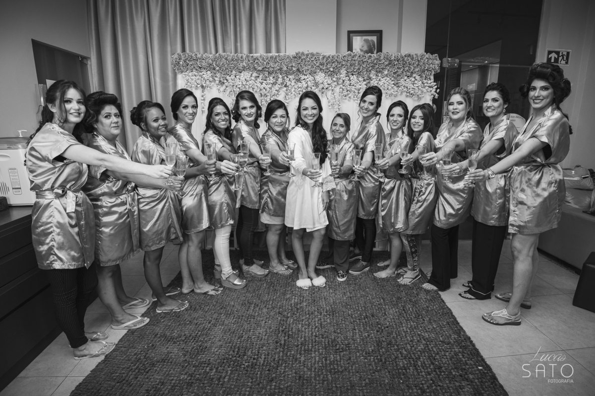 Noiva e madrinhas no Espaço Cris no seu casamento em São Gotardo-MG. #saogotardo #casamento #noivas