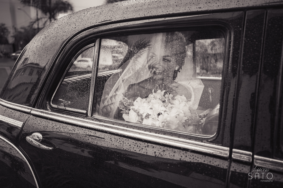 Noiva no carro antigo no seu casamento em São Gotardo-MG. #saogotardo #casamento #noivas #carroantigo #adenilsoncarro #alugueldecarro