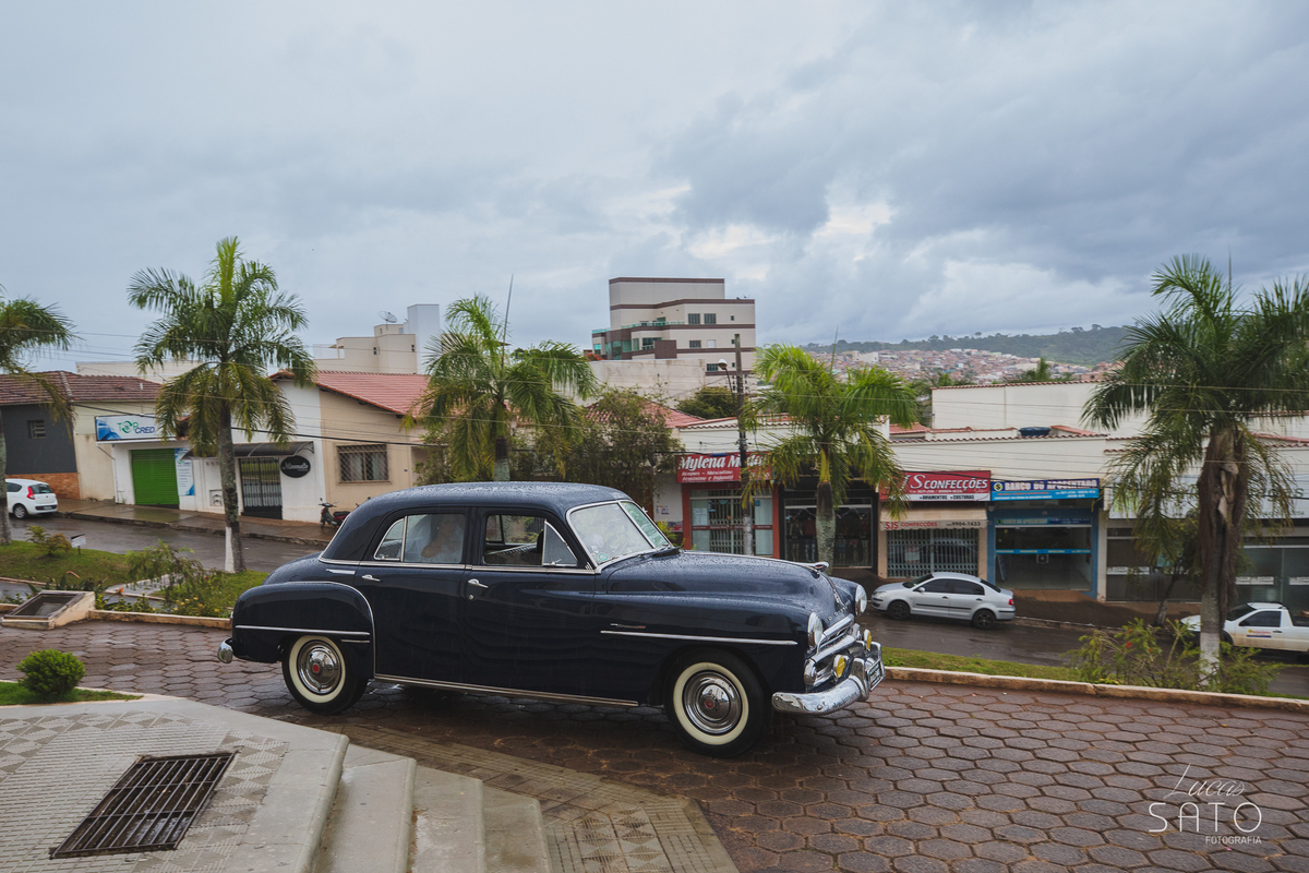Noiva no carro antigo no seu casamento em São Gotardo-MG. #saogotardo #casamento #noivas #carroantigo #adenilsoncarro #alugueldecarro