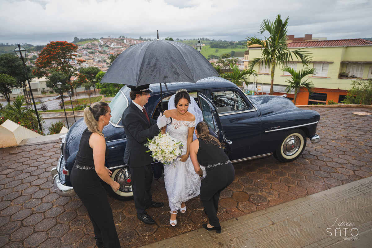 Noiva no carro antigo no seu casamento em São Gotardo-MG. #saogotardo #casamento #noivas #carroantigo #adenilsoncarro #alugueldecarro