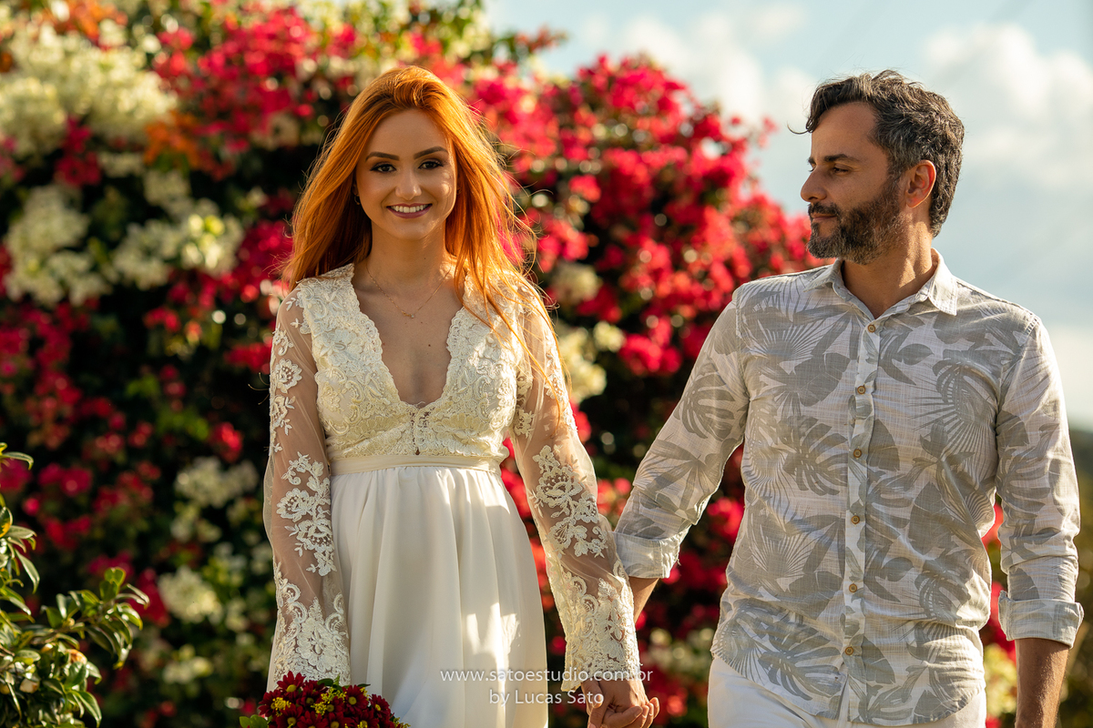 Ensaio de casal realizado em São Gotardo-MG. Vestido branco combinando com a calça branca.