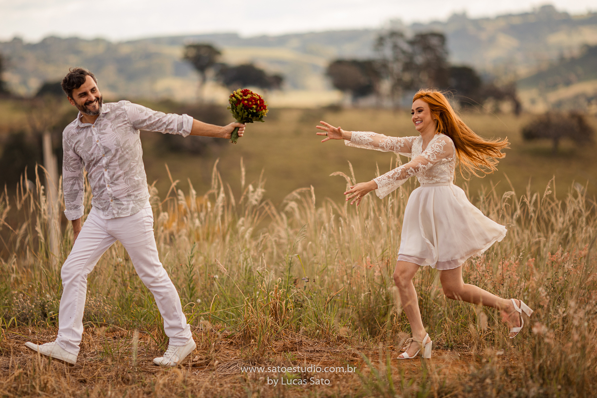 Ensaio fotográfico de casal realizado na cidade de São Gotardo-MG. Ensaio namorando, com vestidos e look brancos.