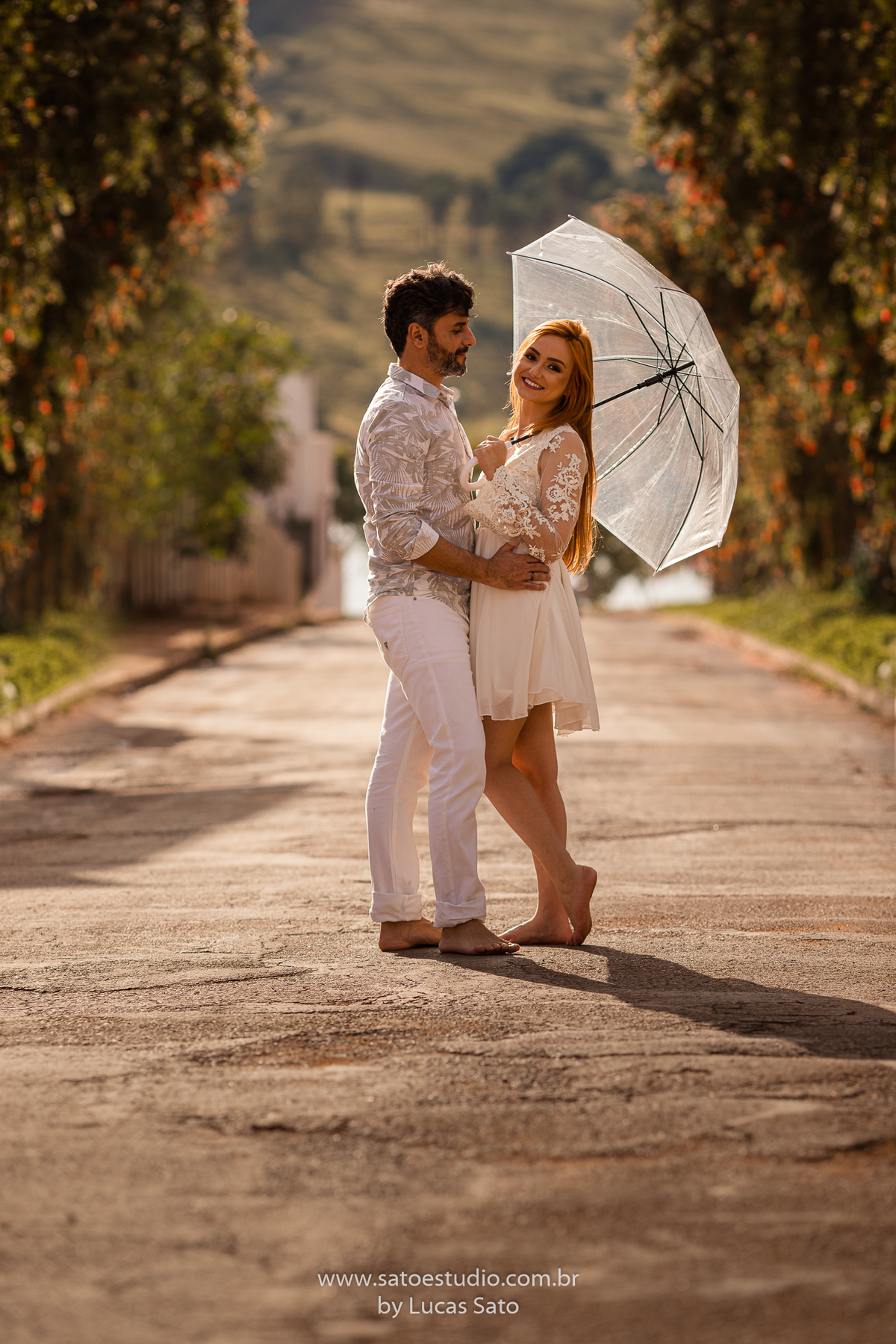 Ensaio fotográfico de casal realizado na cidade de São Gotardo-MG. Ensaio namorando, com vestidos e look brancos.