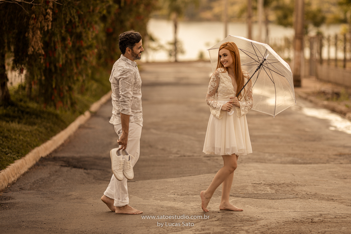 Ensaio de casal realizado em São Gotardo-MG. Vestido branco combinando com a calça branca.
Ensaio com guarda chuva