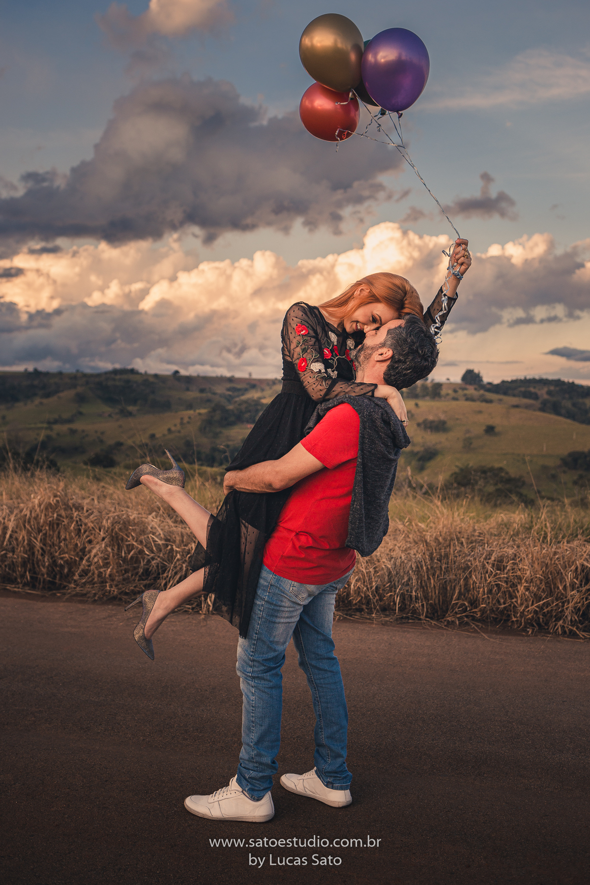 Ensaio fotográfico de casal realizado na cidade de São Gotardo-MG. Ensaio namorando, com vestidos e look brancos. Ensaio com balões coloridos.