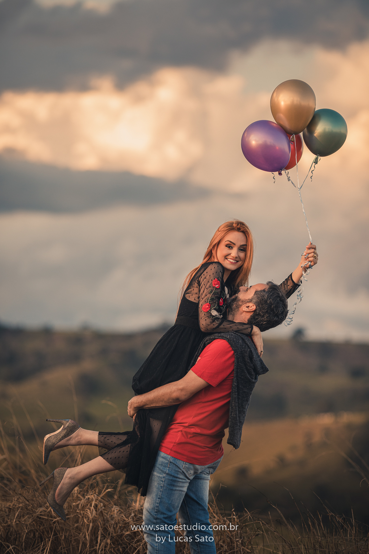 Ensaio fotográfico de casal realizado na cidade de São Gotardo-MG. Ensaio namorando, com vestidos e look brancos. Ensaio com balões coloridos.