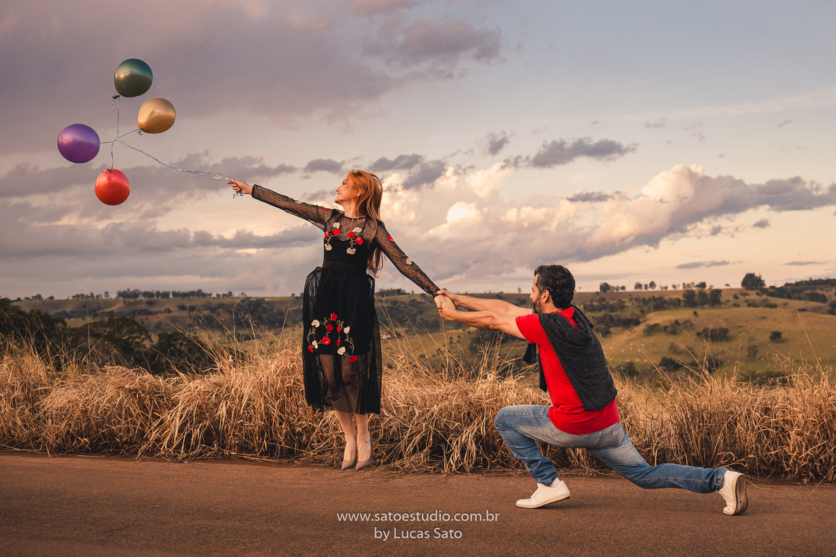 Ensaio fotográfico de casal realizado na cidade de São Gotardo-MG. Ensaio namorando, com vestidos e look brancos. Ensaio com balões coloridos.