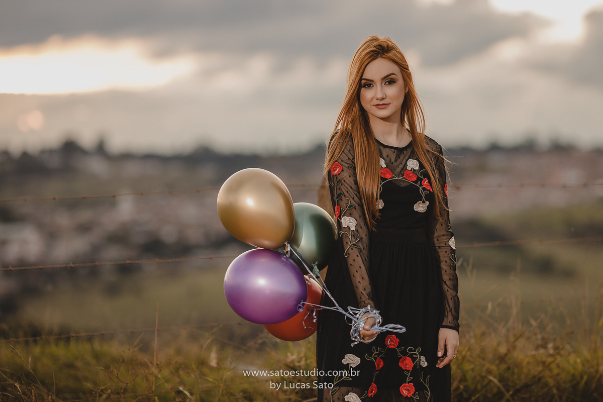 Ensaio de casal realizado em São Gotardo-MG. Vestido branco combinando com a calça branca. Ensaio com balão colorido