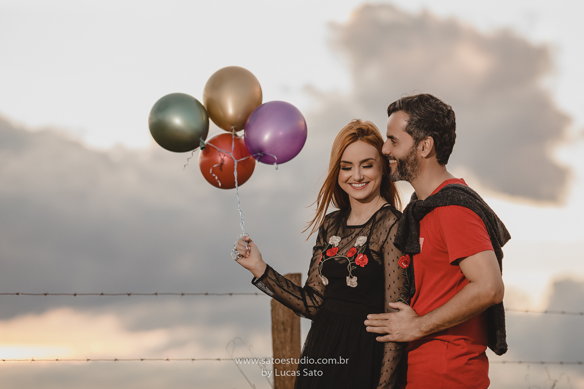 Ensaio de casal realizado em São Gotardo-MG. Vestido branco combinando com a calça branca. Ensaio com balão colorido