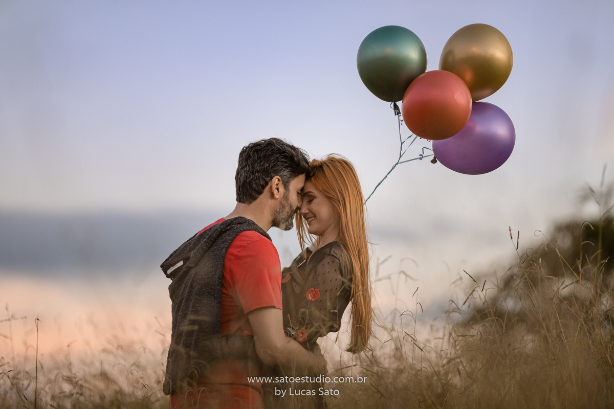 Ensaio fotográfico de casal realizado na cidade de São Gotardo-MG. Ensaio namorando, com vestidos e look brancos. Ensaio com balões coloridos.