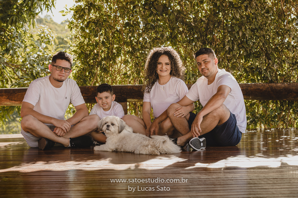 Ensaio de família realizado em sítio na região de São Gotardo-MG. Fotos de família. Roupas para ensaio de família. 